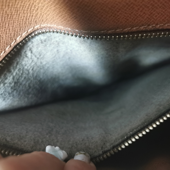 (sold off pm)💯%Authentic LV crossbody Bag (9.5"Lx10.5"Hx2.5"W Strap drop 17") - Picture 13 of 16